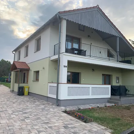 Pine&chill Apartment Balatonalmadi